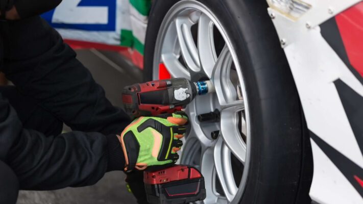 Une boulonneuse sans fil utilise sur les roues d'une voiture.