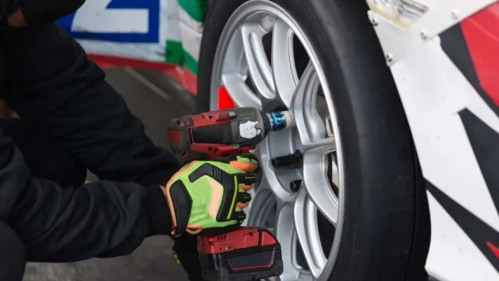 Une boulonneuse sans fil utilise sur les roues d'une voiture.